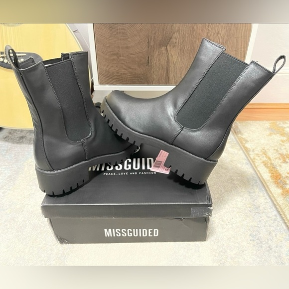 NIB Women’s Size 9 Cleated Sole Essential Chelsea Mid Ankle Boots Triple Black - Picture 13 of 14